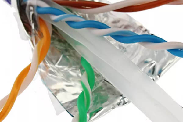 Papel de aluminio utilizado en aislamiento y envoltura de cables.