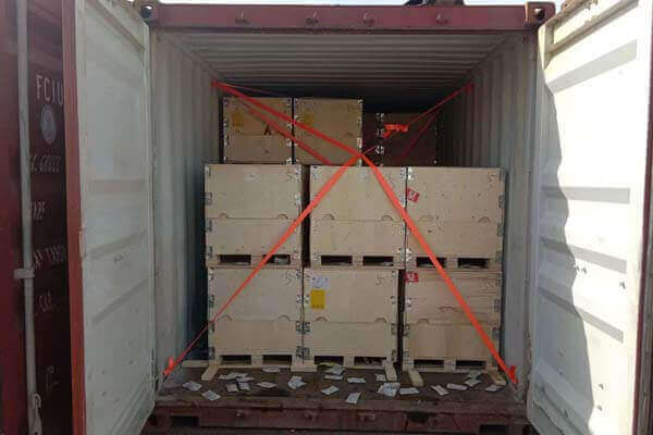 Carga de contenedores y sujeción de cajas de madera con papel de aluminio.