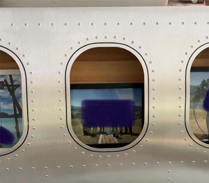 विमान की खिड़की का धड़