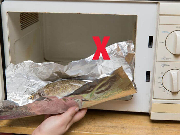 El papel de aluminio no se puede utilizar en hornos microondas.